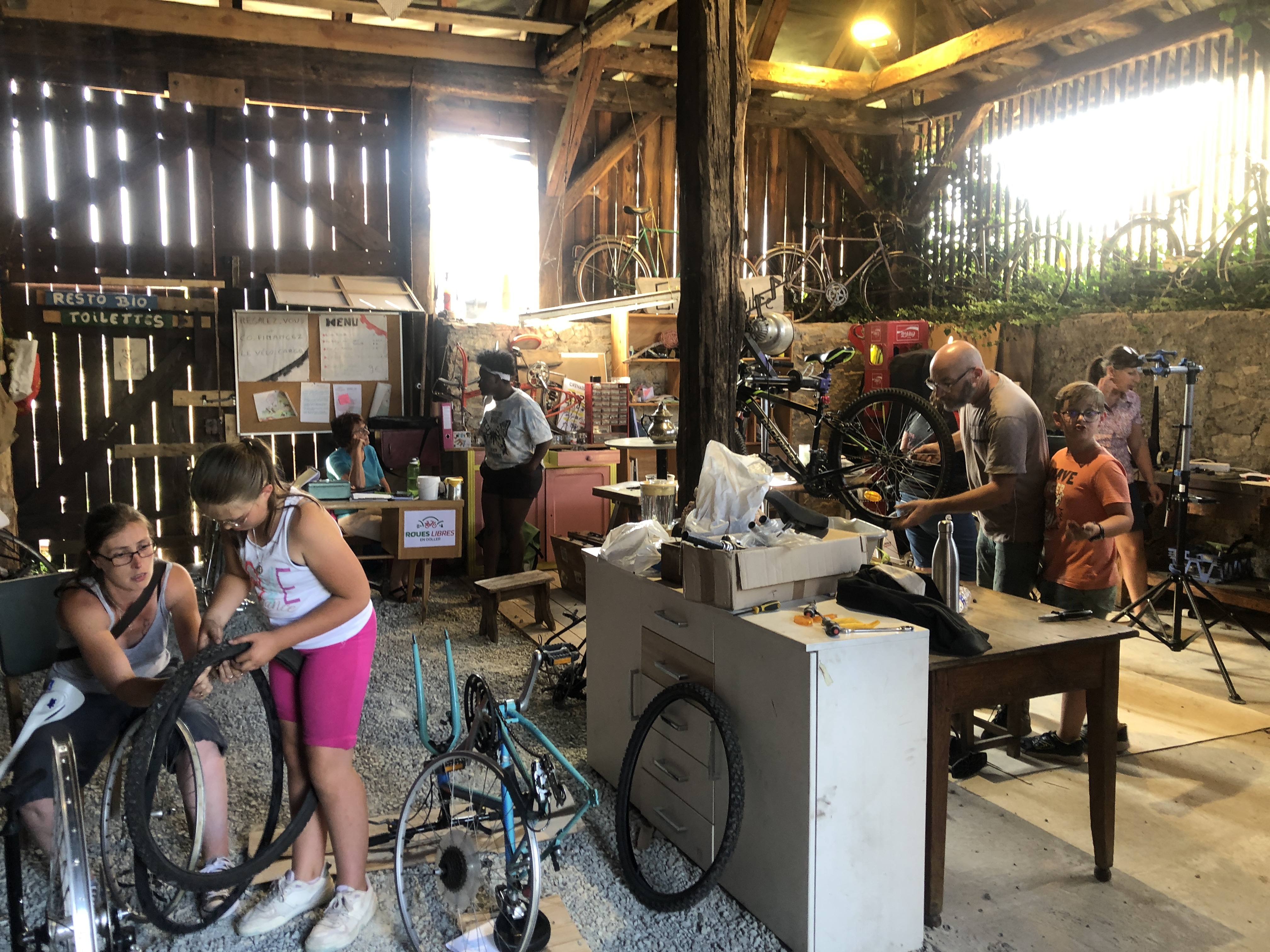 Personne réparant un vélo dans un atelier participatif
