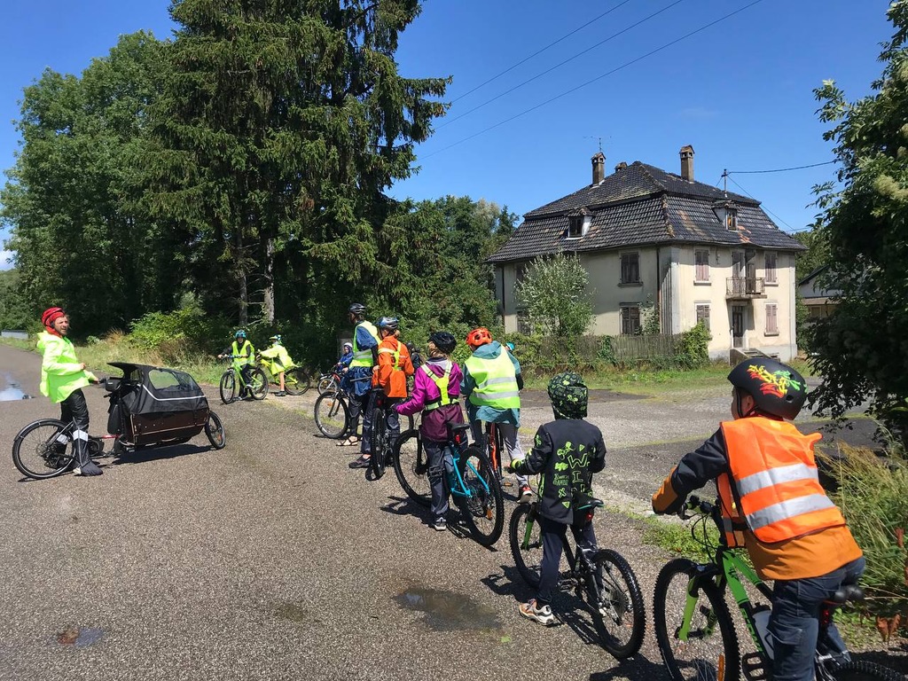 Groupe d'enfants à vélo lors d'une sortie encadrée